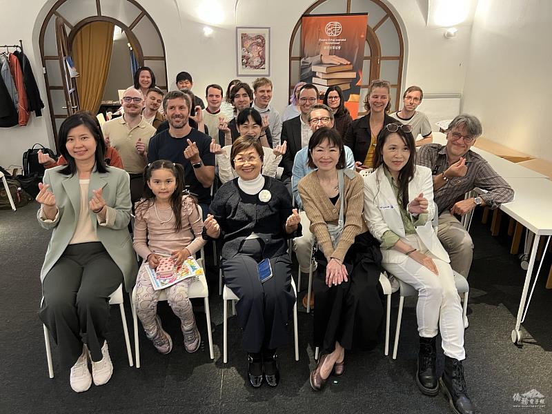 僑務委員會委員長徐佳青與臺灣華語文學習中心（TCML）師生、學員合影。