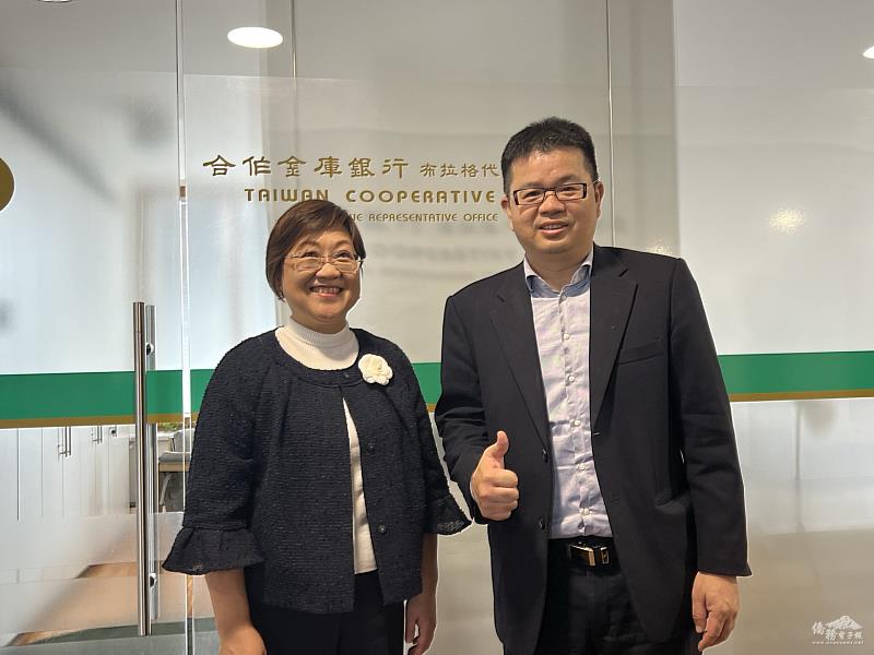 徐佳青與合作金庫布拉格辦事處代表謝宗昇合影。