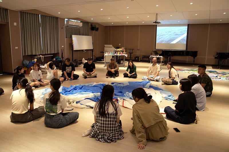 南大學生於工作坊中分享創作理念與文化觀察，透過藝術對話深化臺日跨文化交流與合作體驗。