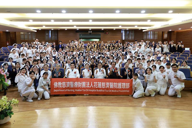 5月12日是國際護師節，花蓮慈濟醫院在7日上午舉辦「護師節慶祝大會」，以「志為護理傳光」為主題，感恩護理同仁長年在臨床第一線，以專業守護生命、以愛陪伴病人。
