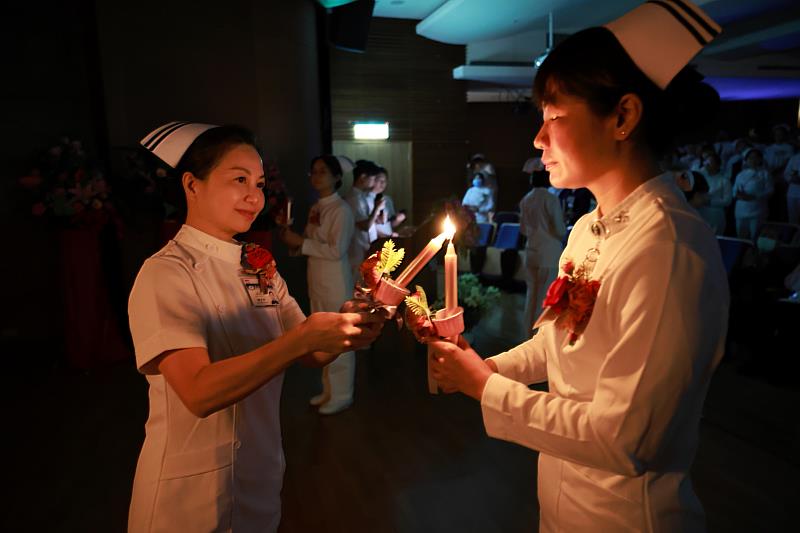 傳光儀式上花蓮慈院護理部主任鍾惠君以及關山慈濟醫院護理科主任張筱蓓接續傳光,溫暖的燭光代表每一位護理師對生命的承諾。