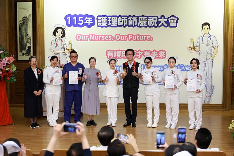 護師節慶祝大會上，表揚慈濟傑出青年護理師，右3為六西病房教學小組長江巧馨、右1為第一整合醫學急診後送病房副護理長林怡瑄。