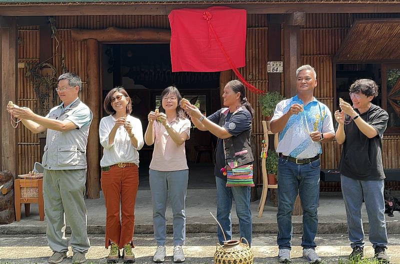 依循都歷當地阿美族傳統文化進行揭碑前的祈福儀式。