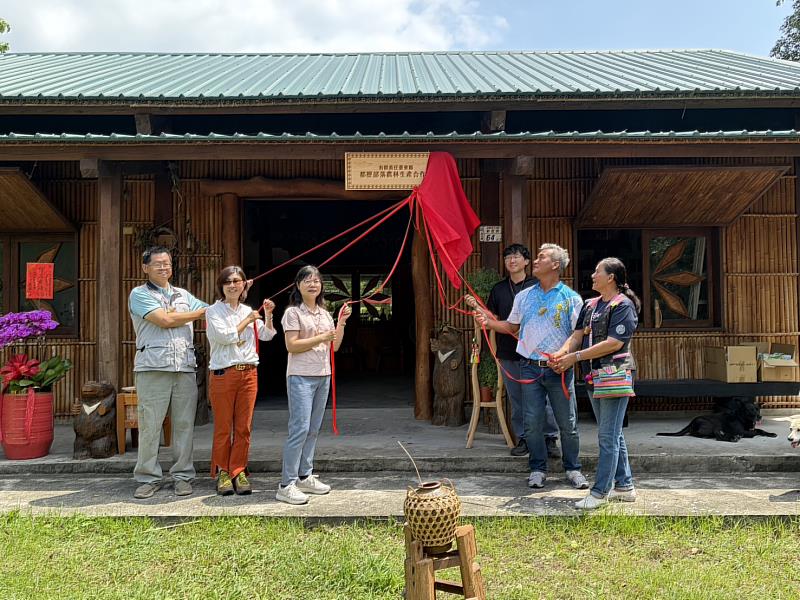 臺東分署羅尤娟分署長及合作社族人代表共同進行揭牌儀式。