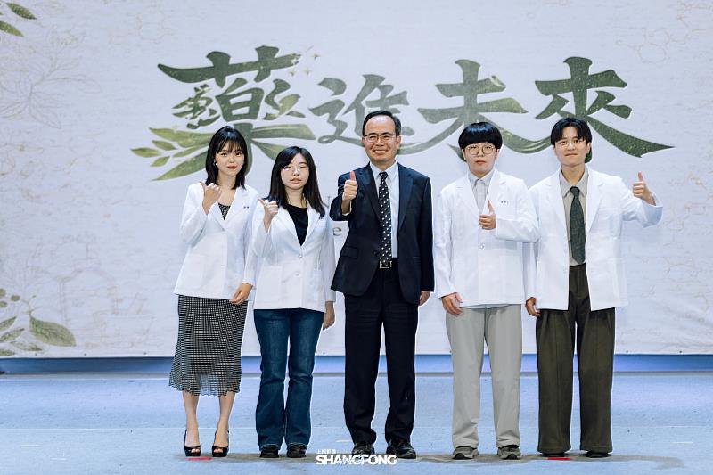周德光校長授予學生白袍。