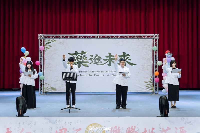 學生代表帶領宣誓。