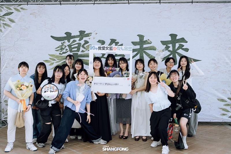 藥學系女子籃球系隊合影留念。