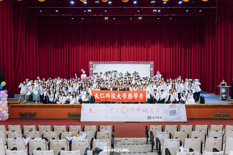 藥學系111級師生大合照。