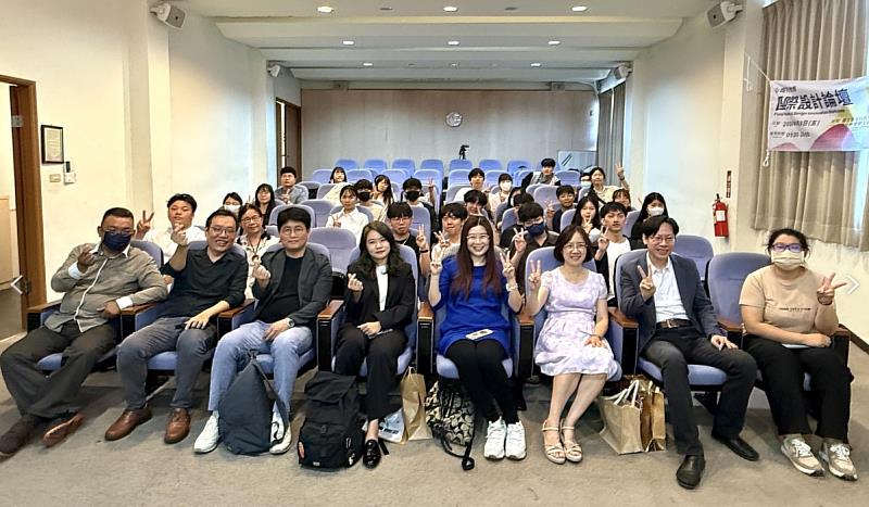 勤益科大文創系舉辦「山城符號學」國際設計論壇，與會來賓與師生合影。