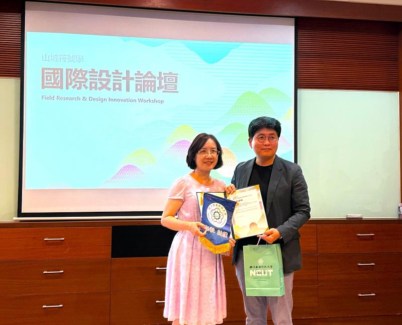 勤益人文創意學院陳媛珊院長（左）致贈感謝函給韓國仁德大學視覺傳達設計系李民亨教授。