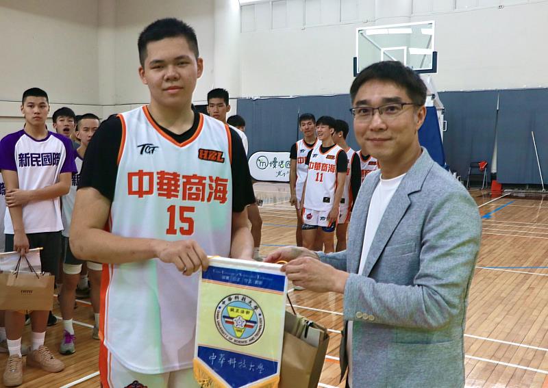 校方高層齊聚，勉勵選手挑戰自我。
