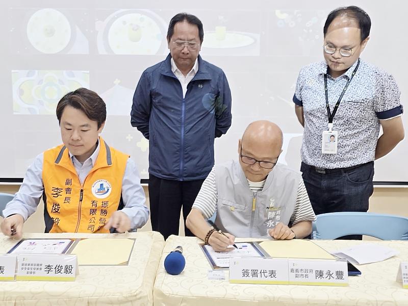 嘉義市副市長陳永豐代表黃敏惠市長簽署安全伙伴關係。