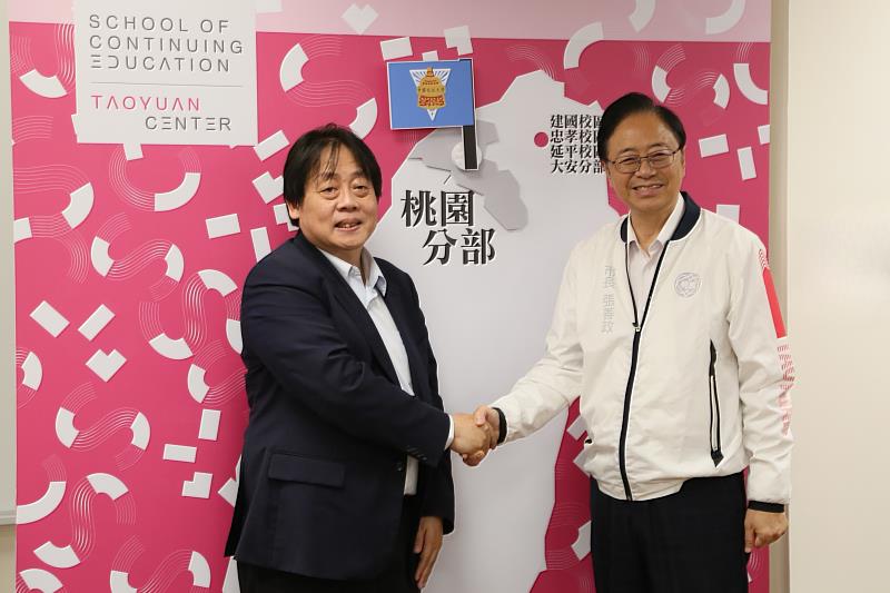 張善政市長說，文化大學是全台推廣教育領域「第一把交椅」，期待為桃園帶來更多元學習資源。揭幕後與王子奇校長合影。