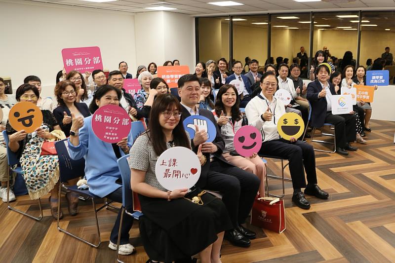 桃園市長張善政出席中國文化大學推廣教育部桃園分部開幕典禮，與文化大學師長及貴賓共同見證桃園終身學習新據點正式啟用。