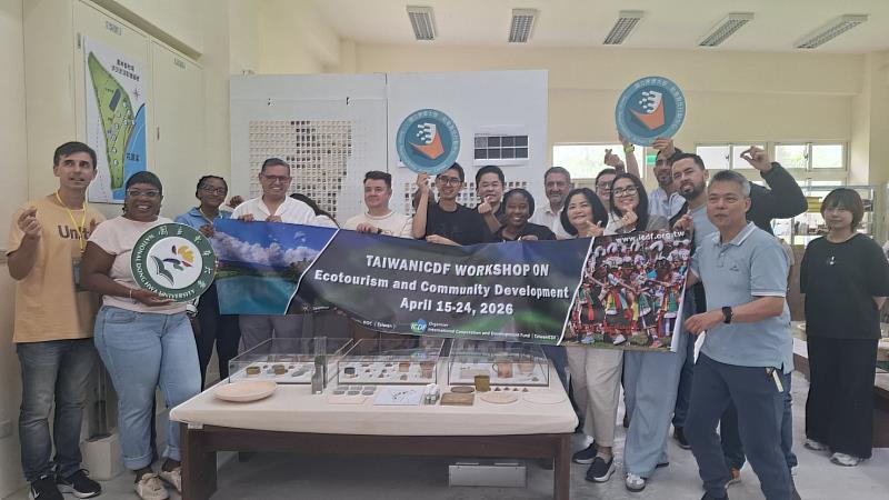 USR團隊與國際友人一起在交流後合影。