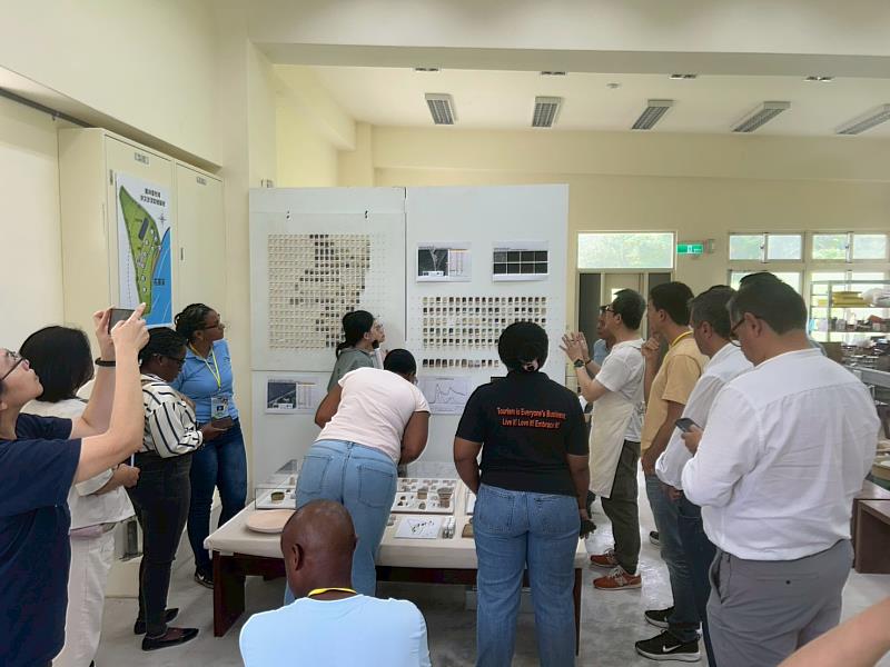 現場展示災後廢淤泥再利用開發之陶藝與材料作品。