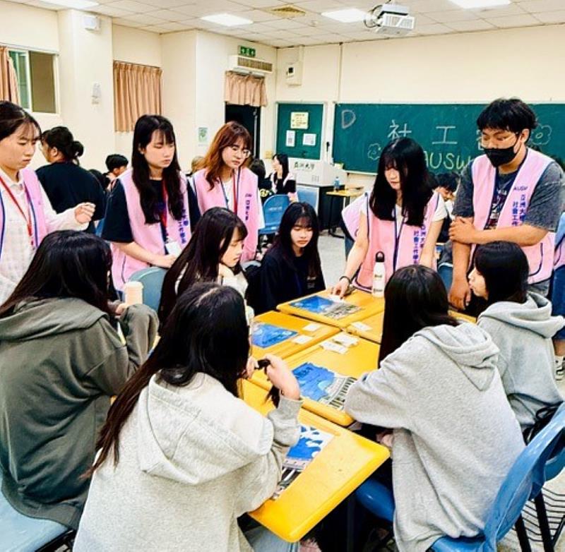 亞洲大學社會工作學系舉辦「一日社工營」，帶領高中職學生透過桌遊互動與情境討論，從遊戲中理解社會議題與助人工作的多元樣貌，現場氣氛熱烈。