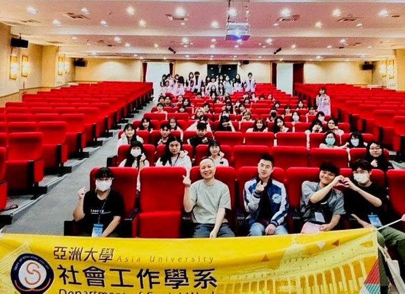 「亞大一日社工營」吸引來自全國各地高中職學生參與，透過講座、桌遊設計、校園體驗與學長姐分享，深入認識社會工作專業與亞大社工特色。