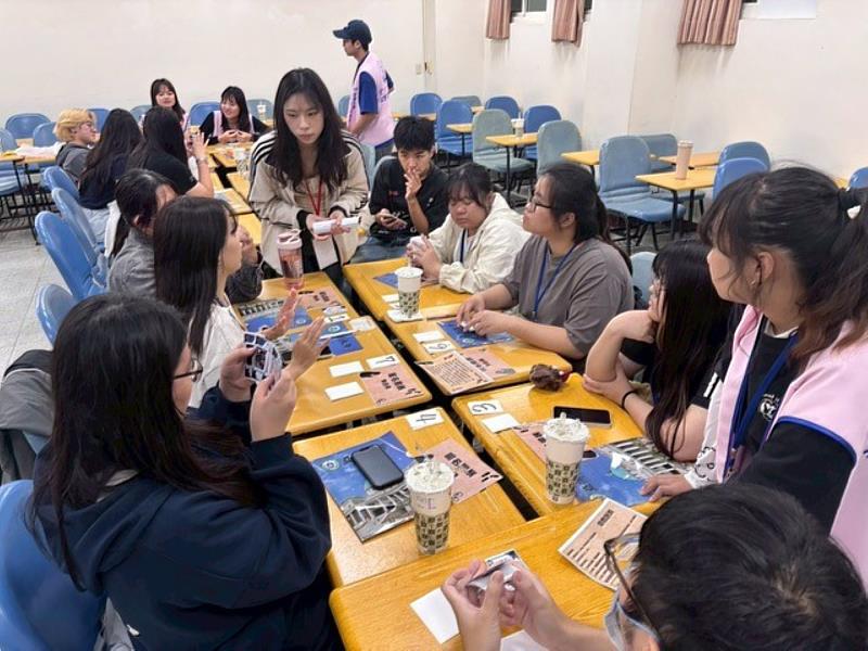 亞大社工系學生擔任小隊輔與引導者，陪伴高中職學生進行桌遊試玩與交流，透過互動討論，引導學員思考同理、支持與社會參與的重要性。