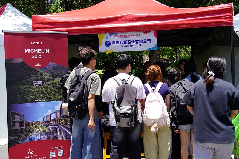 學生們在攤位前專注聆聽廠商介紹,積極為未來的職涯發展做準備。
