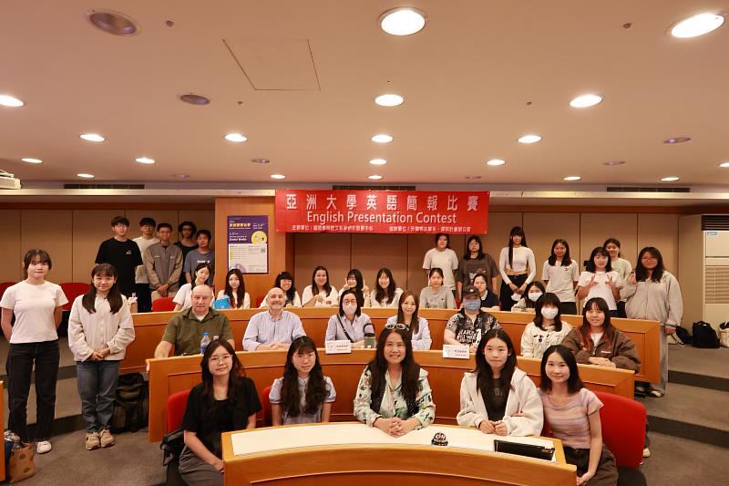 語發中心中心主任陳淑娟（前排中）偕同語發中心評審老師及參賽學生合影。