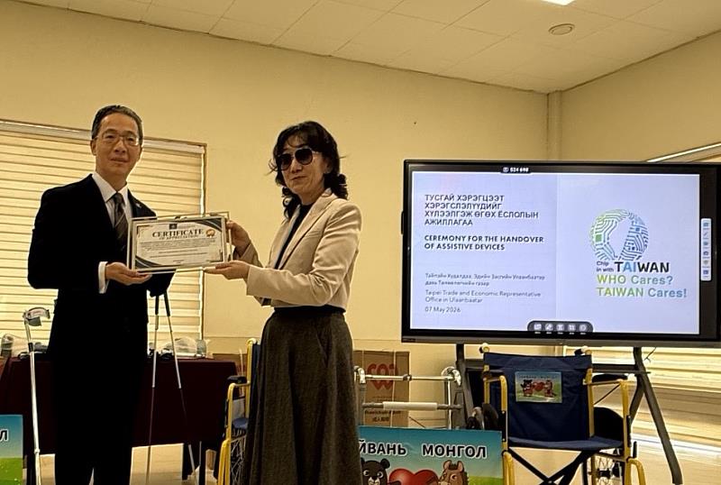 蒙古身障發展局長Gerel D.女士（右）致贈感謝狀予台灣駐蒙古代表王凱右（左）。