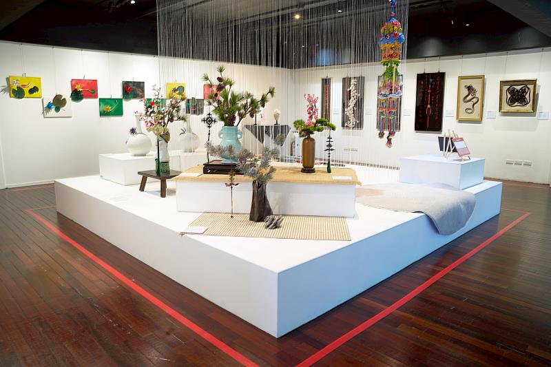 傳藝巧藝館展場呈現漆藝、纏花、繩結與刺繡作品，營造跨材質交織的工藝美學空間。