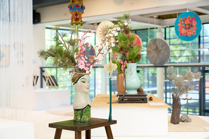 傳藝巧藝館展場呈現漆藝、纏花、繩結與刺繡作品，營造跨材質交織的工藝美學空間。