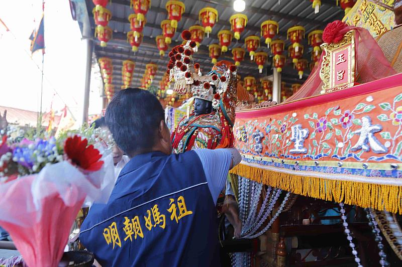布袋魍港太聖宮媽祖遶境 翁章梁扶轎出巡