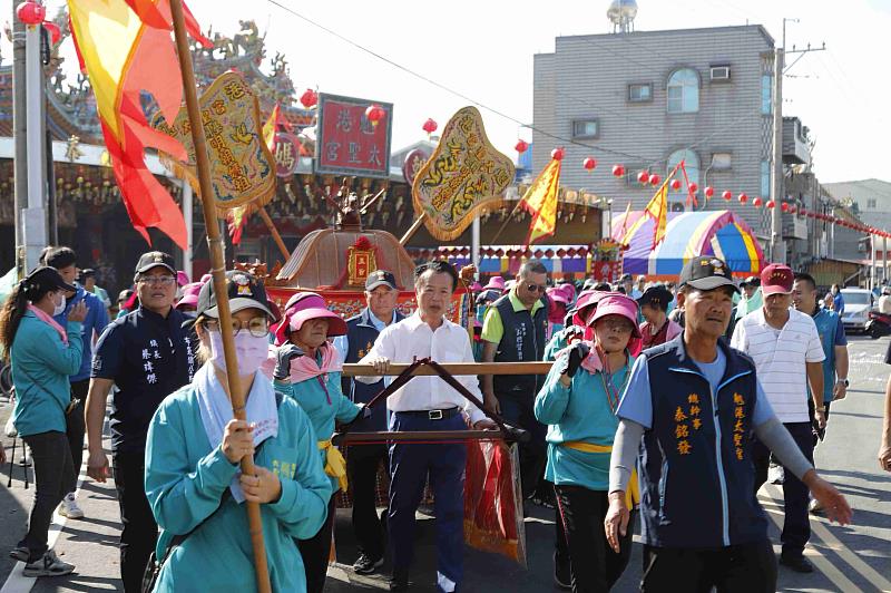 布袋魍港太聖宮媽祖遶境 翁章梁扶轎出巡