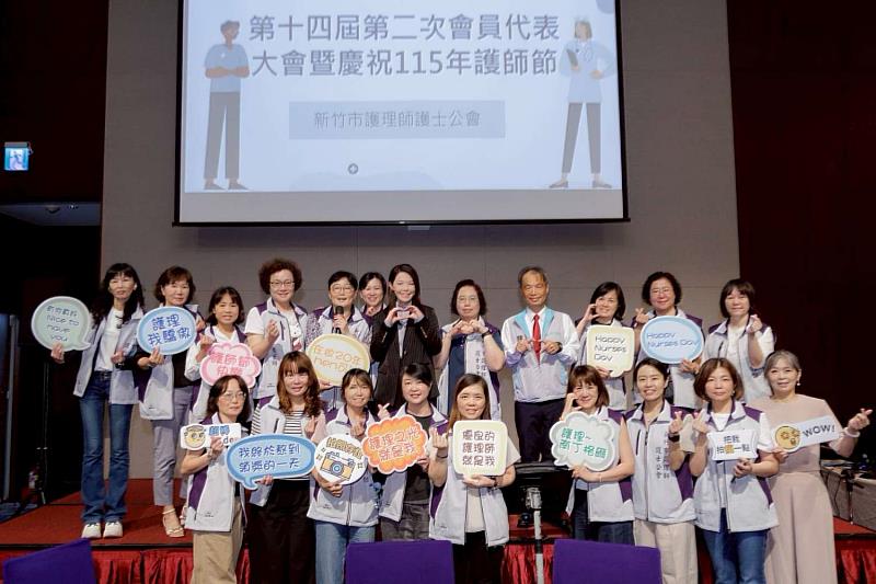 市長高虹安與新竹市護理師護士公會同仁合影。