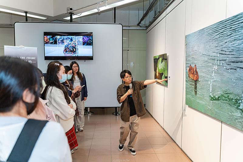 藝術家黃嘉寧於現場解說作品。