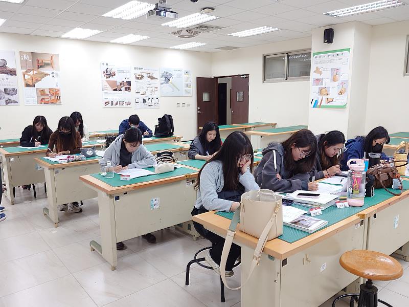 南華大學產設系開設證照輔導班，圖為考試前的最後一次模擬測驗。