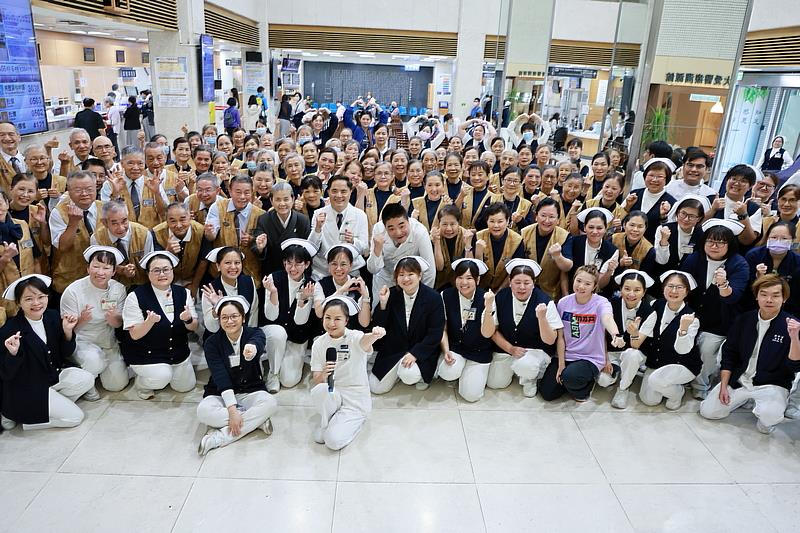 花蓮慈濟醫院於8日舉辦「母親節志工感恩活動」，在母親節前夕獻上鮮花與祝福，感恩全年無休、默默守護醫院的「志工爸爸、媽媽」。