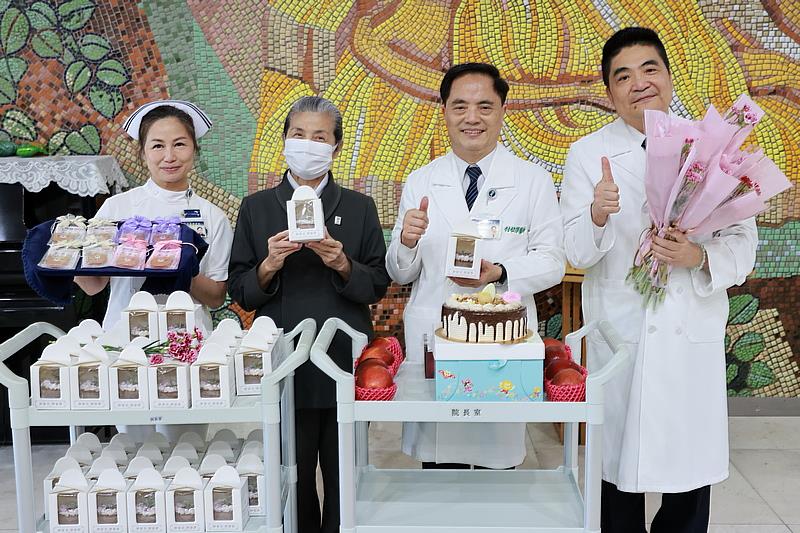 花蓮慈院獻上象徵愛與感恩的康乃馨，今年更有「魔法健康皮尺」，讓志工隨時監測身體指標，此外，花蓮慈院還準備了古早味蛋糕分享甜蜜。由左至右分別為護理部主任鍾惠君、顏靜曦師姊、林欣榮院長、羅慶徽副院長。