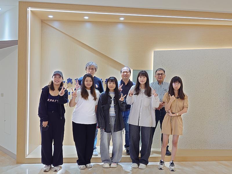 南華大學產設系乙級技術士考照成果亮眼，五位取得證照之學生與孫傳仁主任(後排中)及授課教師一同合影。