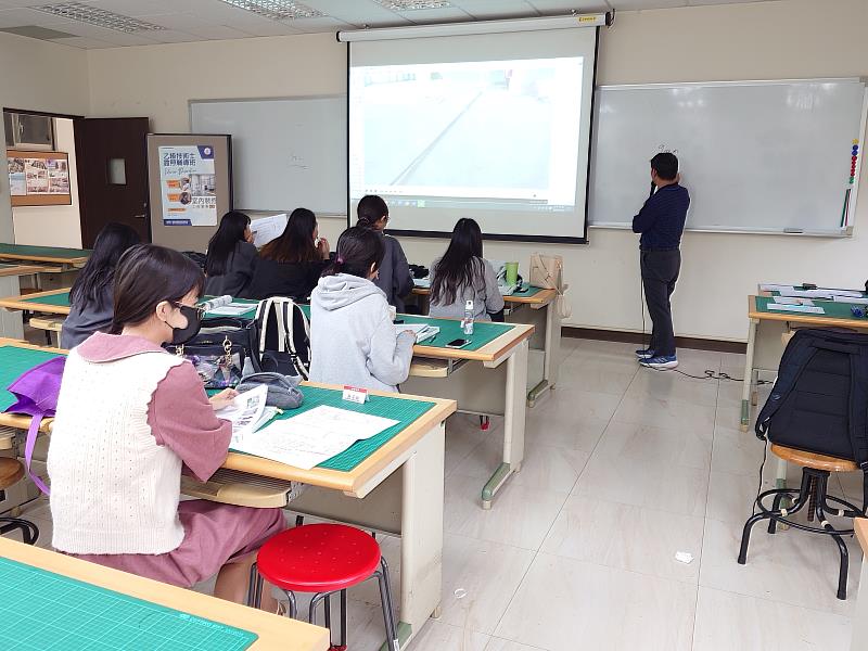 南華大學產設系開設證照輔導班，徐炳欽老師為同學們講解考前模擬試題。