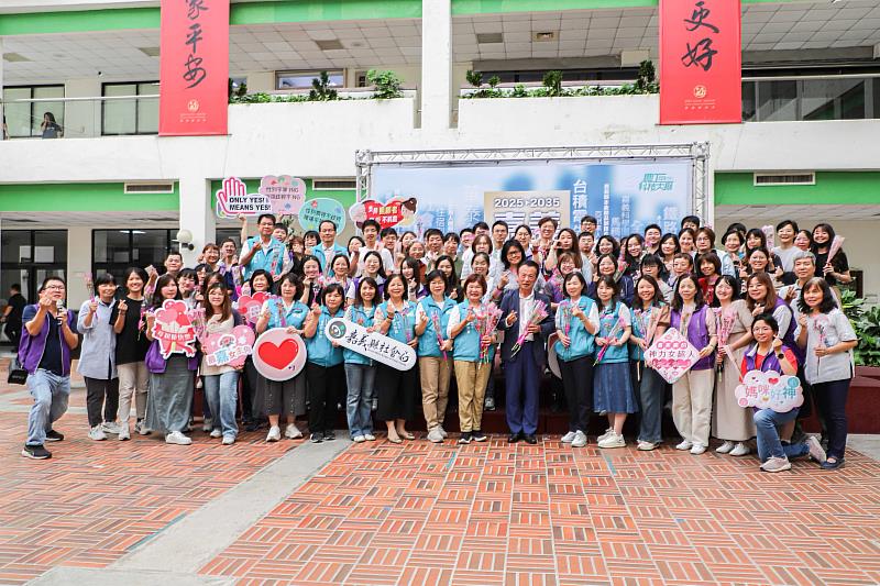 嘉義縣政府洋溢母親節溫情 翁章梁親送康乃馨感謝同仁辛勞