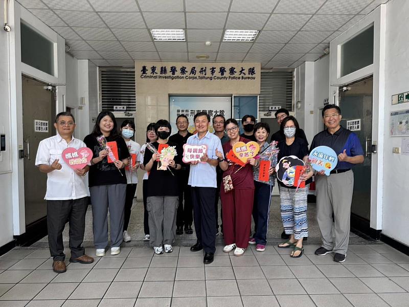 波麗士大人暖心過母親節！臺東縣警察局長走訪基層致贈康乃馨