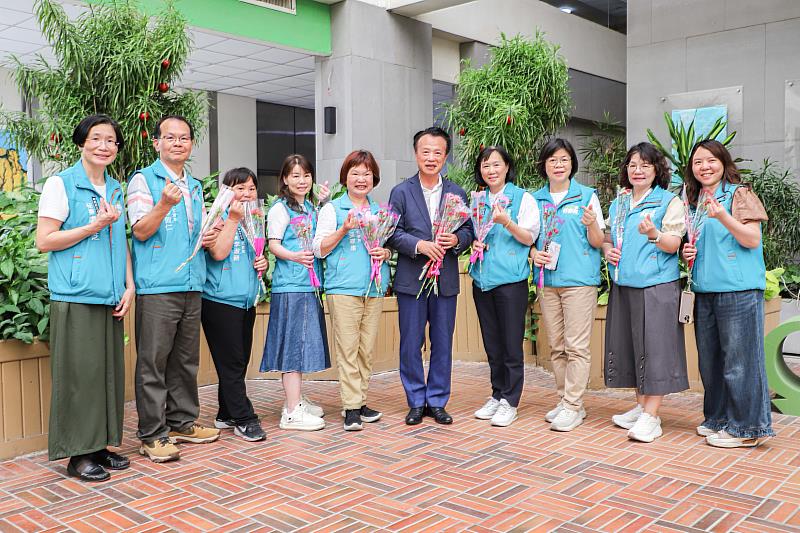 嘉義縣政府洋溢母親節溫情 翁章梁親送康乃馨感謝同仁辛勞