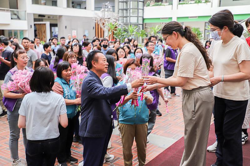 嘉義縣政府洋溢母親節溫情 翁章梁親送康乃馨感謝同仁辛勞