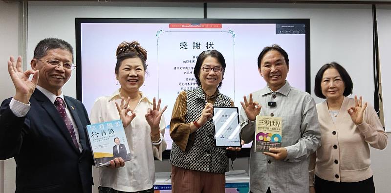 台灣尤努斯基金會董事長蔡慧玲（左3）、台灣尤努斯基金會副董事長林函瑢（右1）、台灣尤努斯基金會執行長王絹閔（左2）與台大保險經紀人股份有限公司董事長暨台灣尤努斯基金會永續天使陳亦純共同頒贈感謝狀予myCK集團總裁洪振群（右2）。
