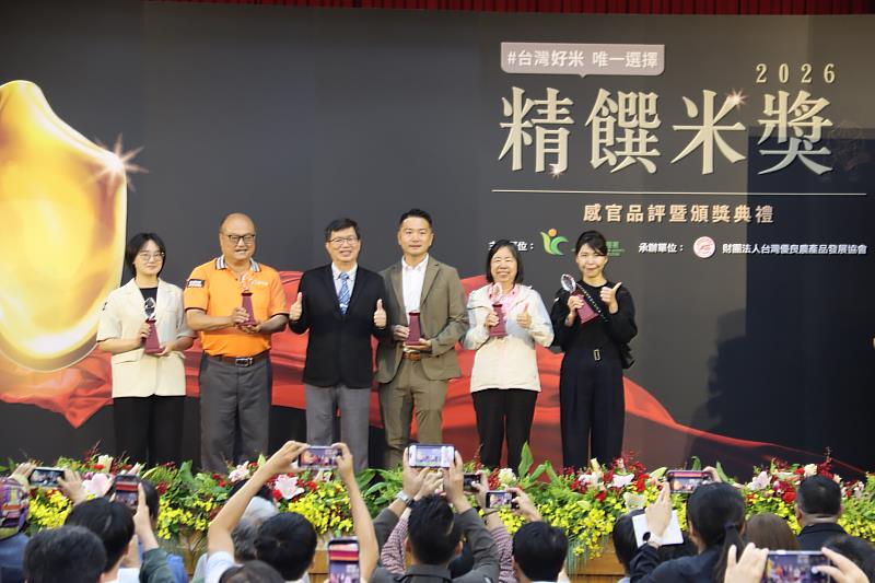 黃昭興副署長與金質獎得獎者合影。