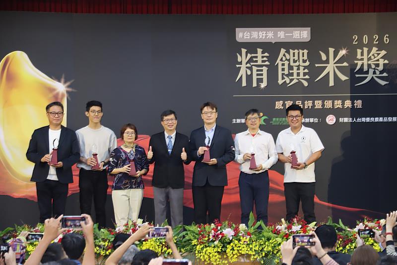 黃昭興副署長與銀質獎得獎者合影。