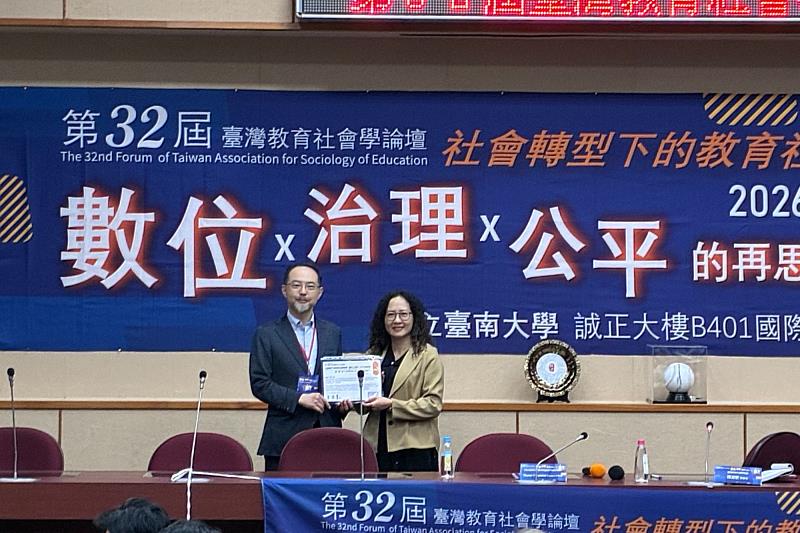 日本上智大學教授Akira Sakai(左)於南大教育社會學論壇分享教育社會學研究觀點，促進臺灣與國際學界交流合作。
