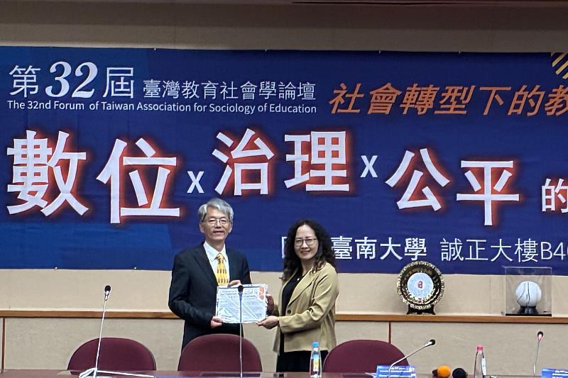 南大教育社會學論壇邀請姜添輝教授(左)進行專題演講，深入探討教育公平與社會轉型議題，現場學術交流熱絡。