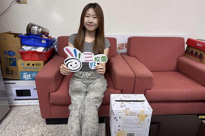 南大學務處生活輔導組協助寄送感恩卡片，讓學生在忙碌課業之餘，也能向家人表達平時難以說出口的感謝。