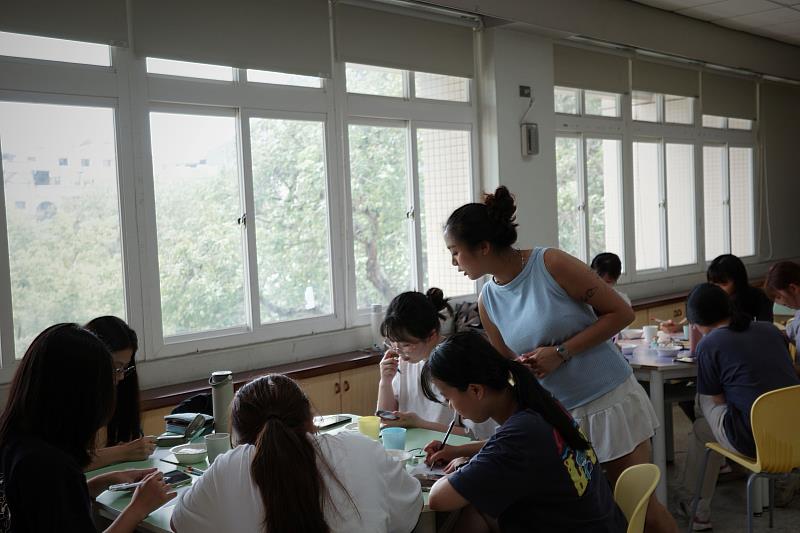 南大邀請家馨老師帶領自我肖像陶塑工作坊，陪伴同學透過創作認識自我，感受生活教育與情感陪伴的溫暖。