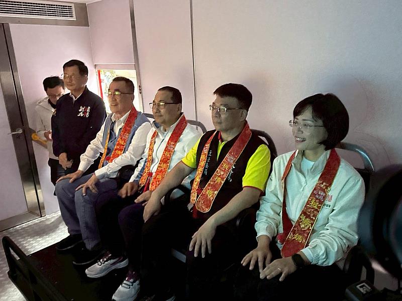 慈惠宮主委賴春穆、侯友宜市長、市長候選人李四川副市長及市長候選人蘇巧慧立法委員於新型地震體驗車內體驗地震情況。