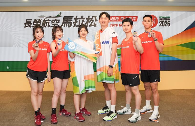全馬與半馬跑者是透氣背心，10K和3K則是亮眼舒適的T-Shirt。